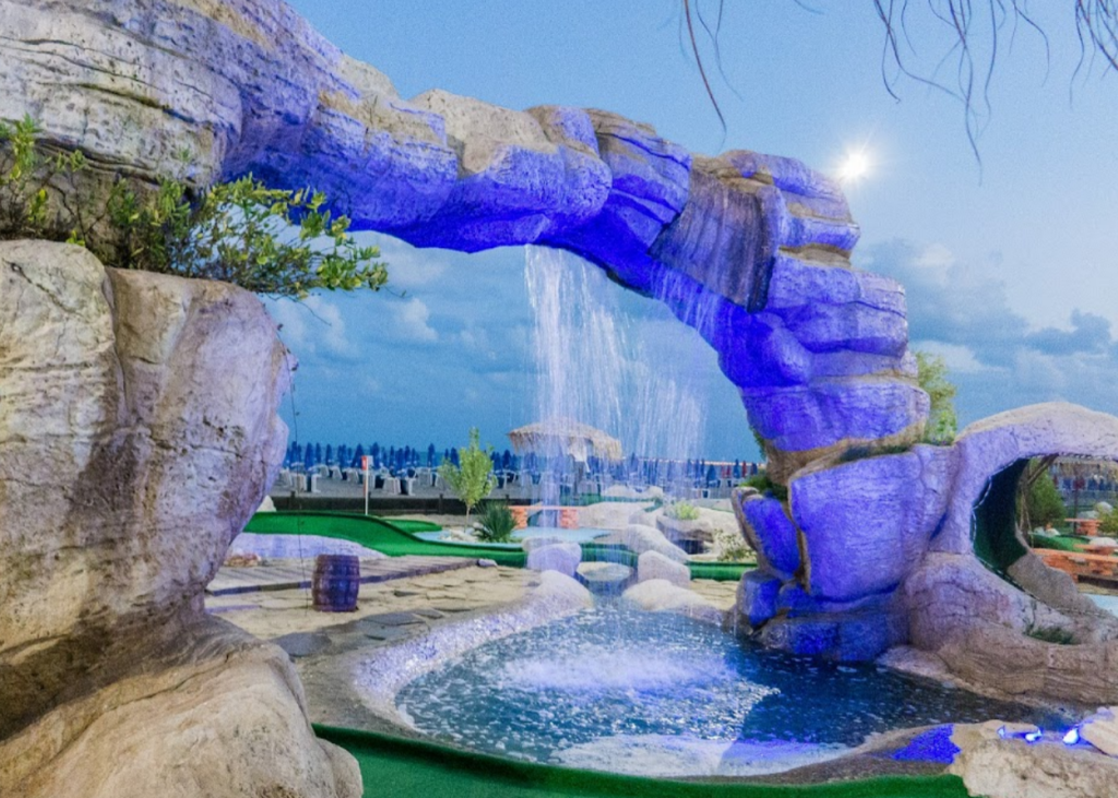 Skalní vodopád a jacuzzi v aquaparku