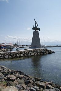 Přístav Nesebar se sochou svatého Nikoly